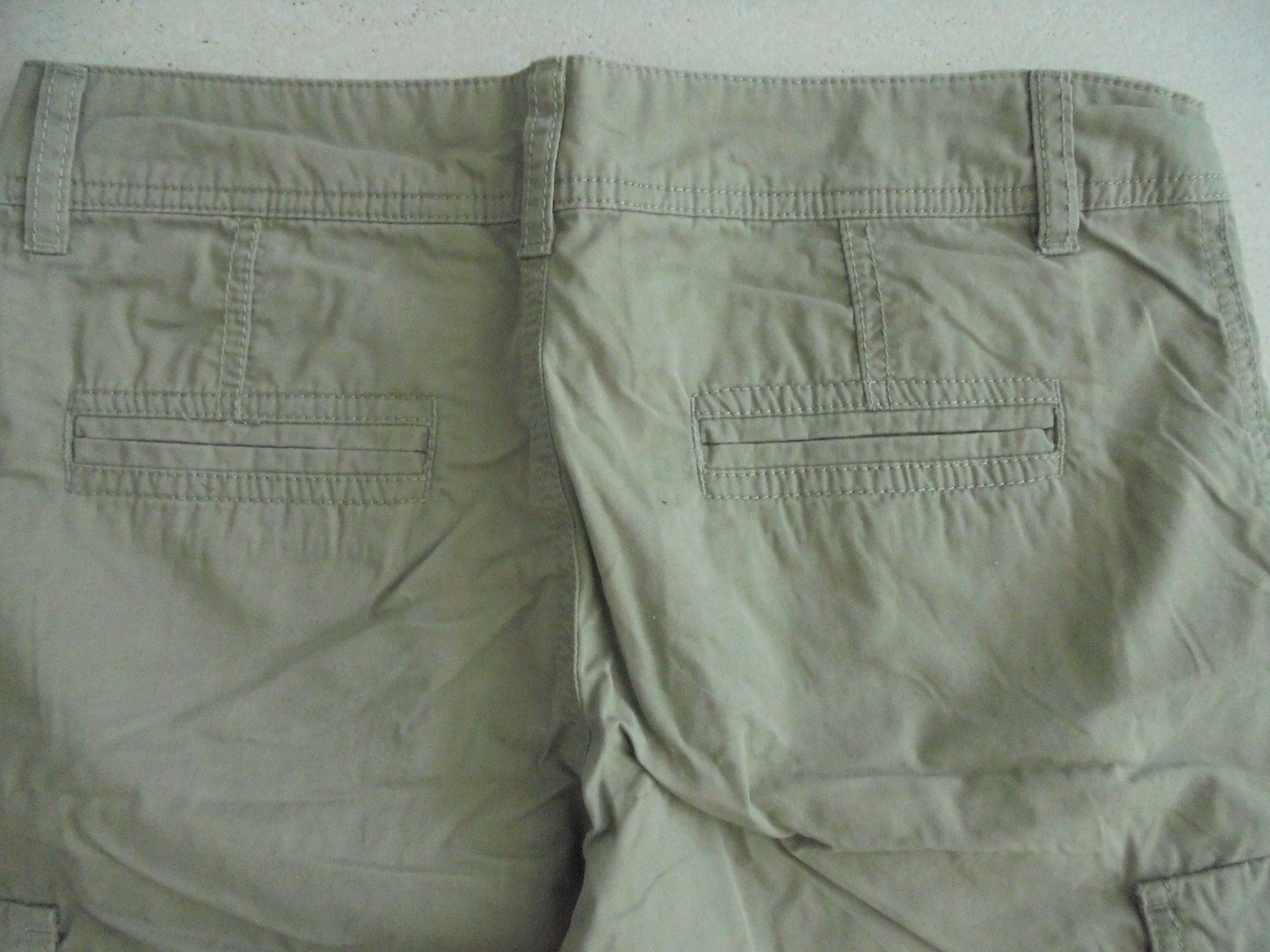 Esprit Pantaloni: ESPRIT SHORTS GR.34 – Usato da Rotkreuz venduto da Samballi 2