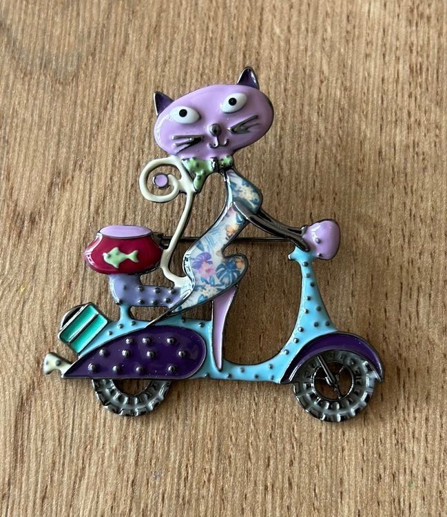Spille & Fermagli: Brosche / Anstecknadel Katze Vespa Roller – Nuovo e nell'imballaggio originale da Geneve venduto da vane267