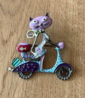 Brosche / Anstecknadel Katze Vespa Roller