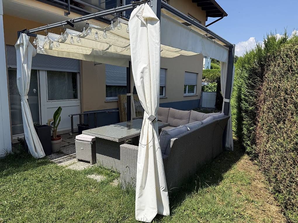 Chaises longues: Gazebo con divani e tavolo – D'occasion à Arosio par VanAdHoc 2