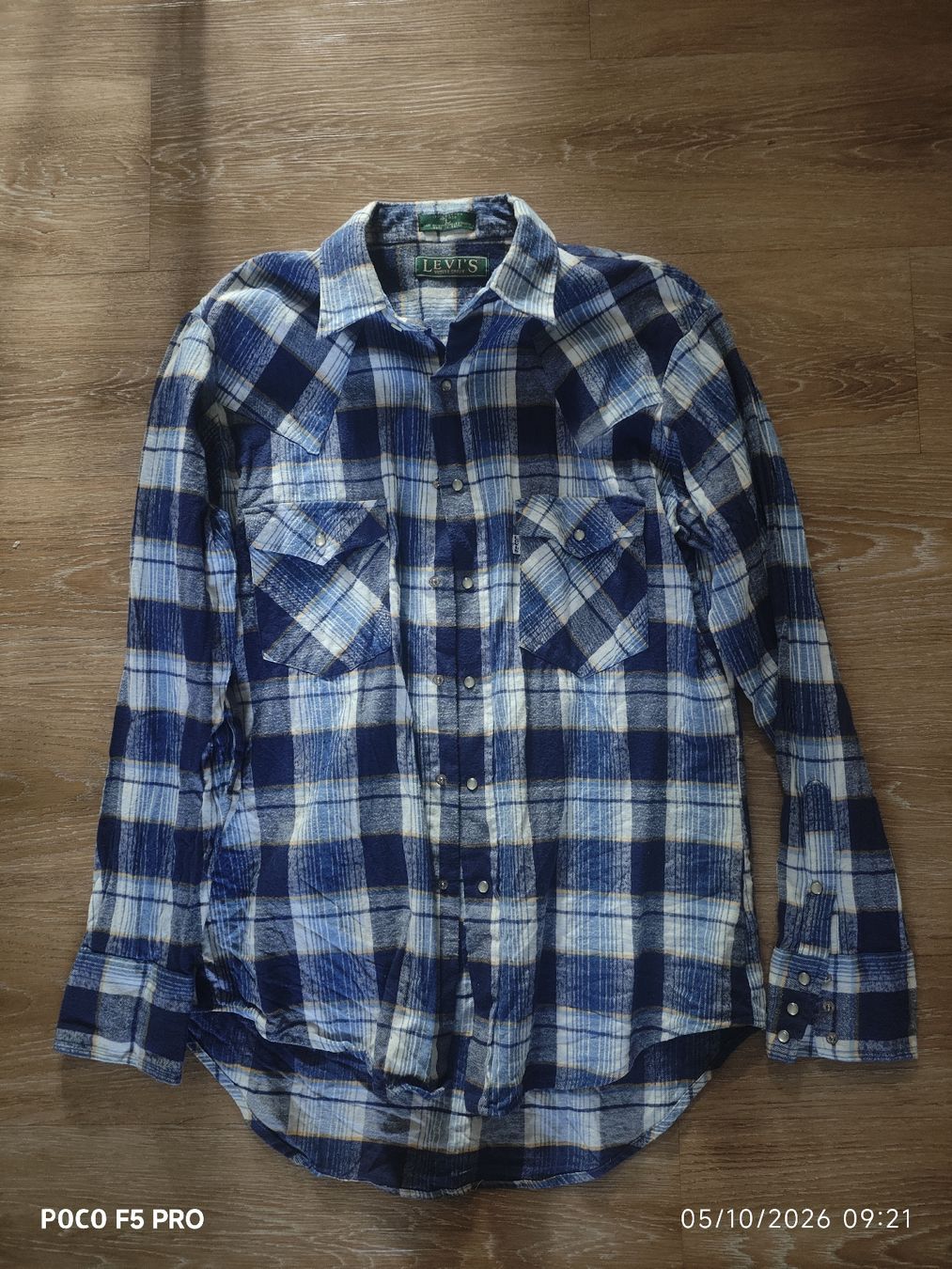 Levi's Camicie: Blau-weiß kariertes Levi's-Hemd – Nuovo (secondo la descrizione) da Winterthur venduto da Ajcps