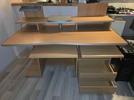 Bureau d'ordinateur en bois clair avec tiroirs - solide!