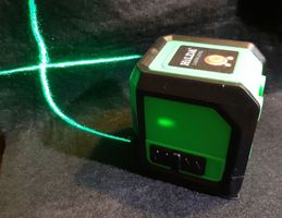 HILDA Kreuz- Linienlaser selbstnivellierend, mit Stativ