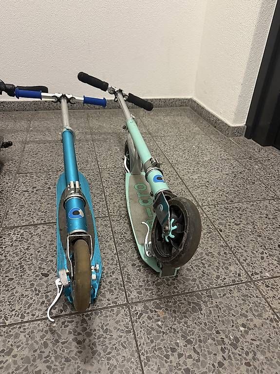 Kickboard: 2x Micro Scooter robust & leicht – Usato da Winterthur venduto da Benz320ce