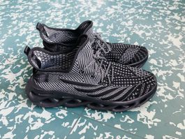 Black & White Sneakers Size 43 - Excellent Condition!