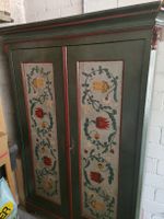 Antik Schrank mit Muster.