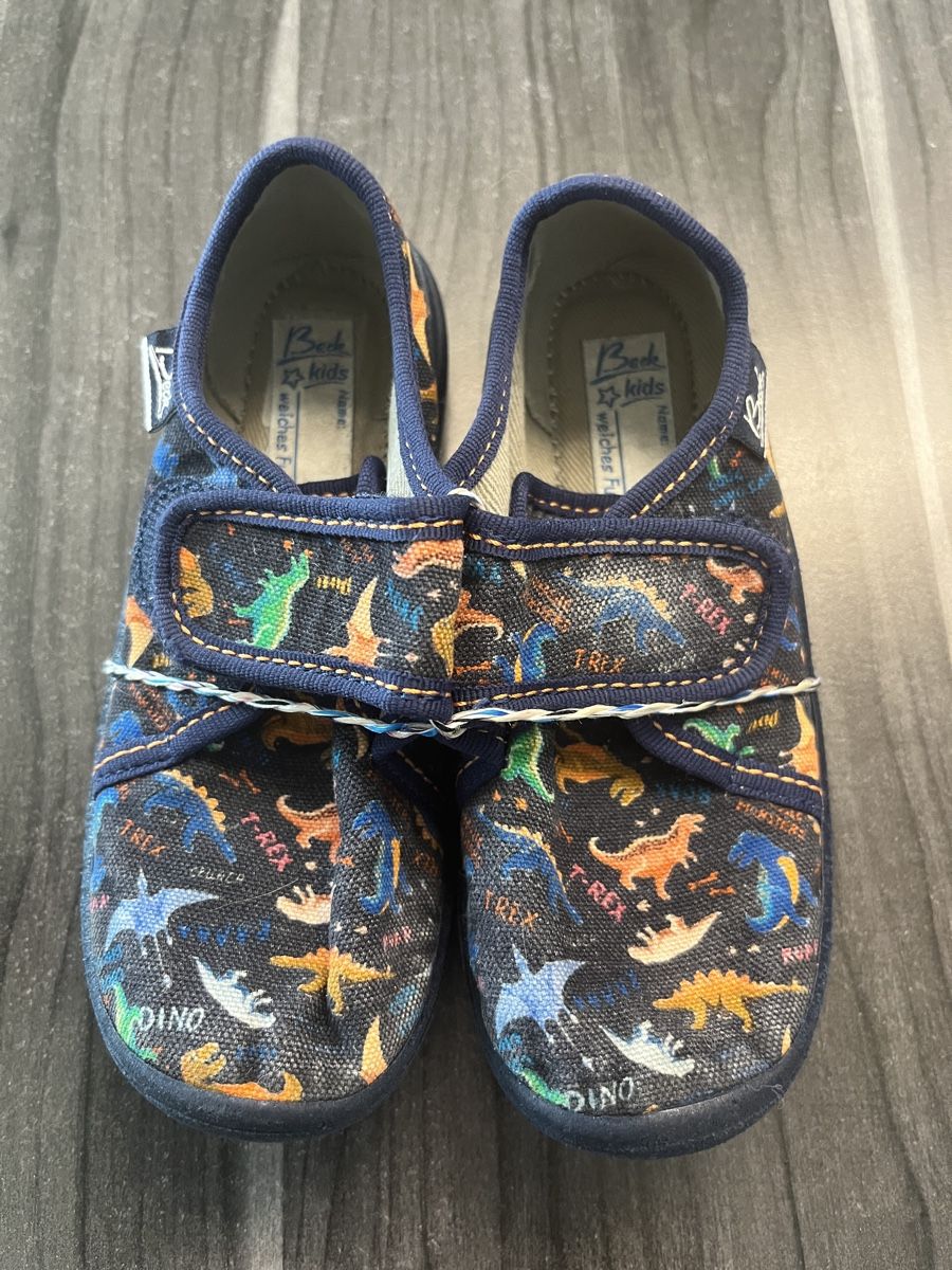 Schuhe für Jungen: Hauschuhe Kinder Grösse 27 – Gebraucht aus Unterkulm von Swissbmwdriver