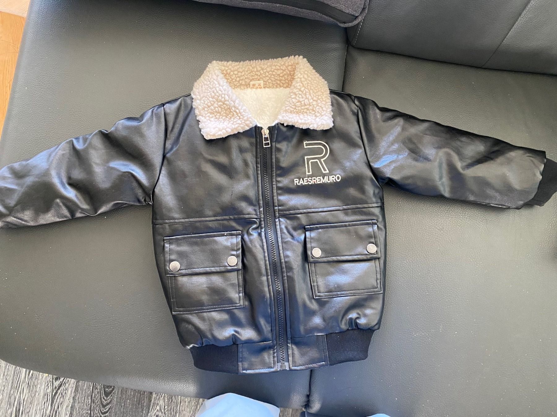 Jacken & Mäntel: Boy PU coole Knabenjacke Grösse 98 – Neu und originalverpackt aus Allenwinden von Obalu