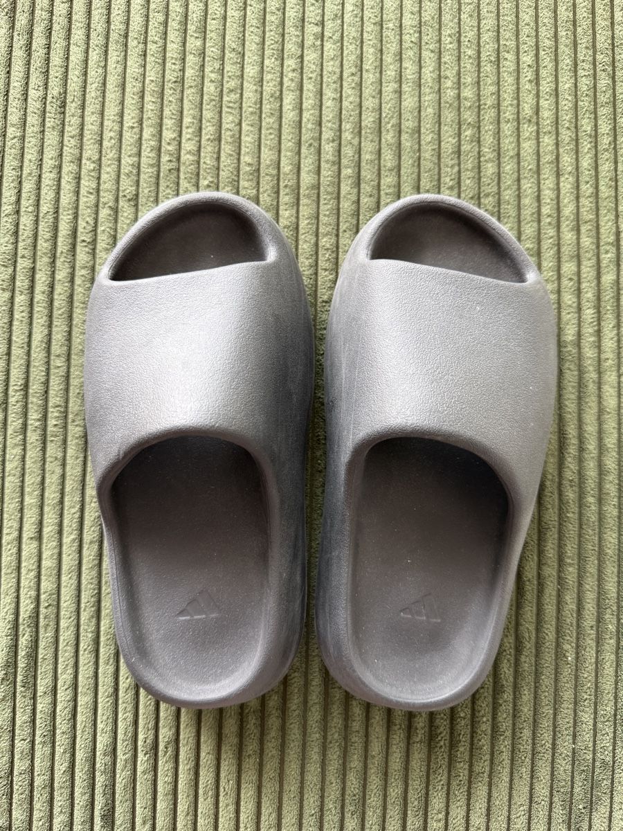 Adidas Herrenschuhe: yeezy slide (38) – Gebraucht aus Freidorf TG von driftingforthrifting