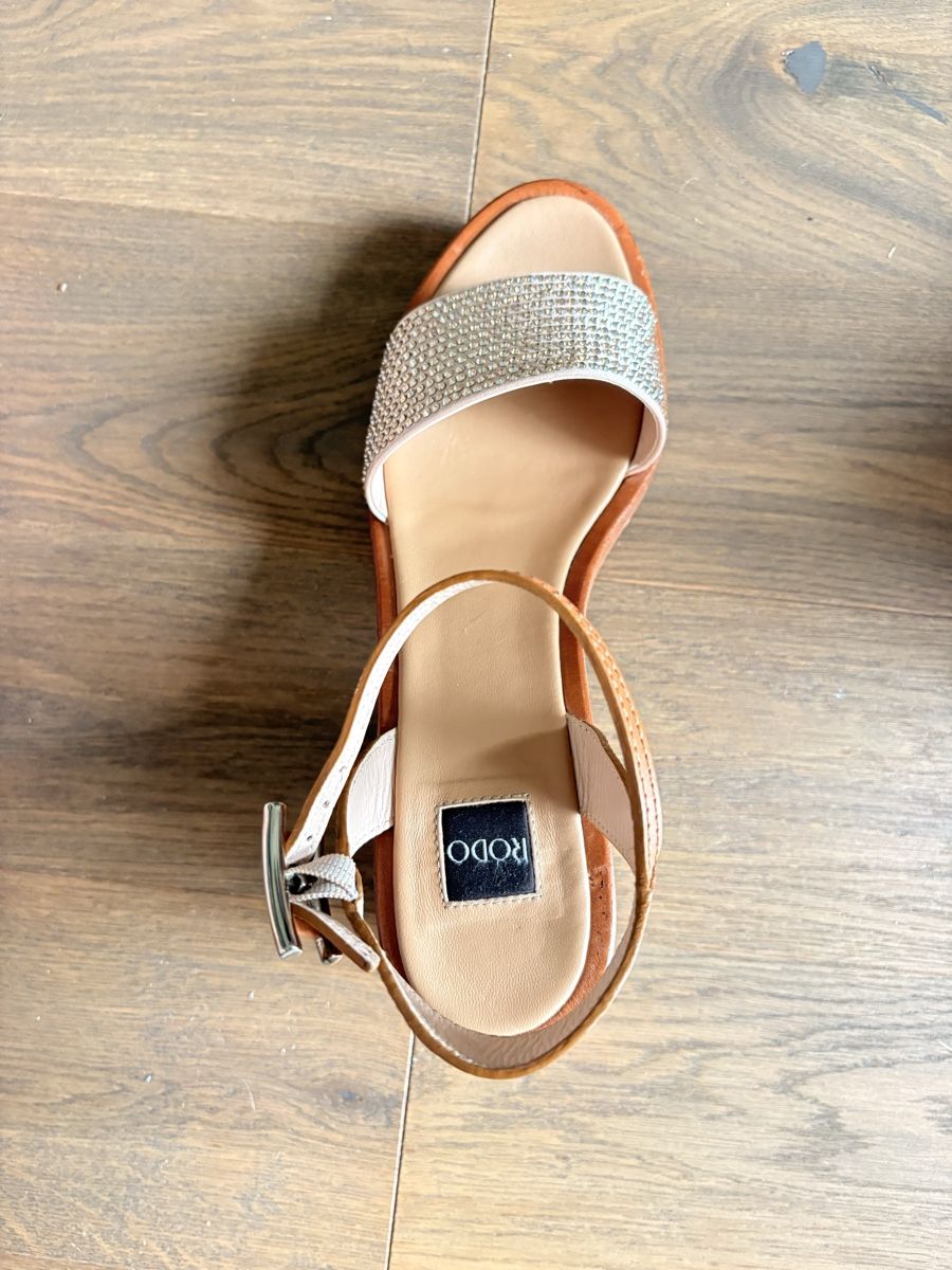Scarpe da donna: Rodo Sandale mit Plateau und Strass Gr 40 beige – Usato da Sorengo venduto da Bipfi 1