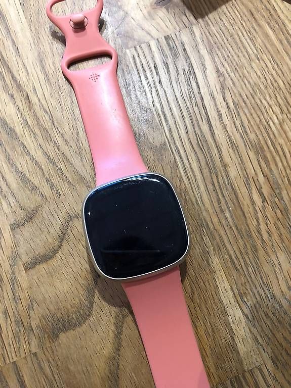 Smartwatch: Fitbit Versa 3 – Gebraucht aus Muri von lumpi014 1
