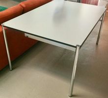 USM Haller Schreibtisch 150 x 100 Kunstharz Mittelgrau Hell