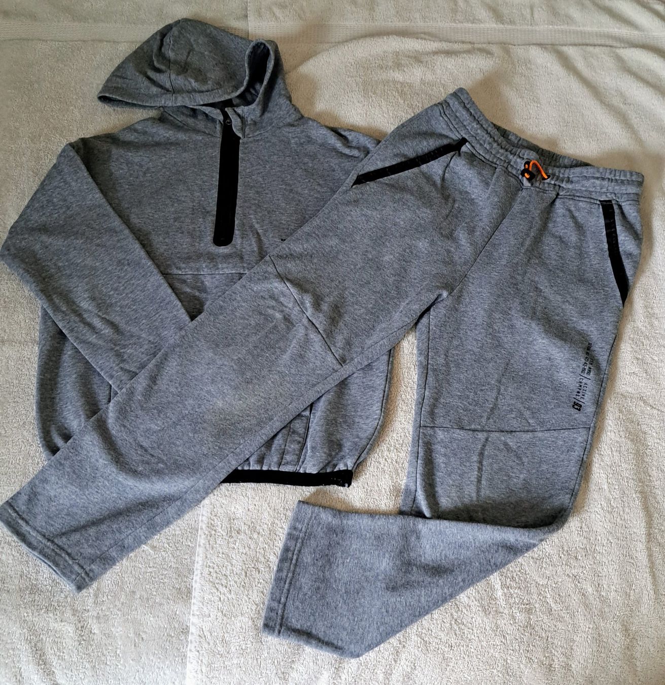 Completi: Hoddie und Trainerhose, Kinder, Gr. 146 – Usato da Bassersdorf venduto da mie5