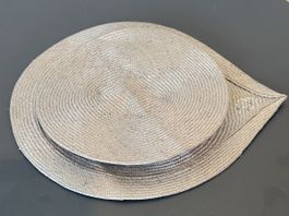 Designer Fascinator Hut Rita Schmid – Parasisal-Stroh grau