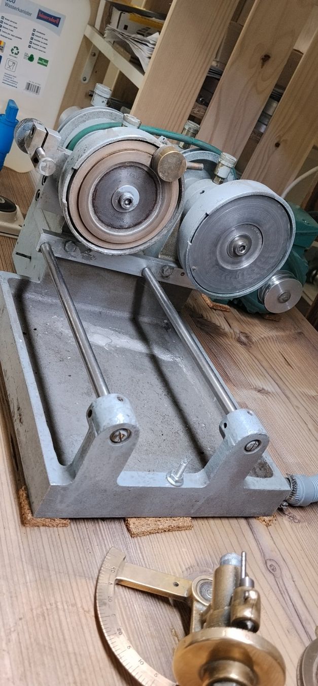 Tutte le macchine: Machine de lapidaire ancienne - Facetteuse double disque – Usato da La Sarraz venduto da RSwiss 1