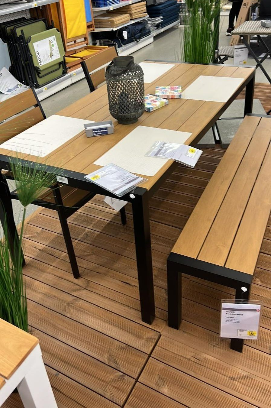 Set di tavolo e panche: Moderner Gartentisch Balkontisch mit 4 Plastikstühle – Usato da Luzern venduto da Svy06 2