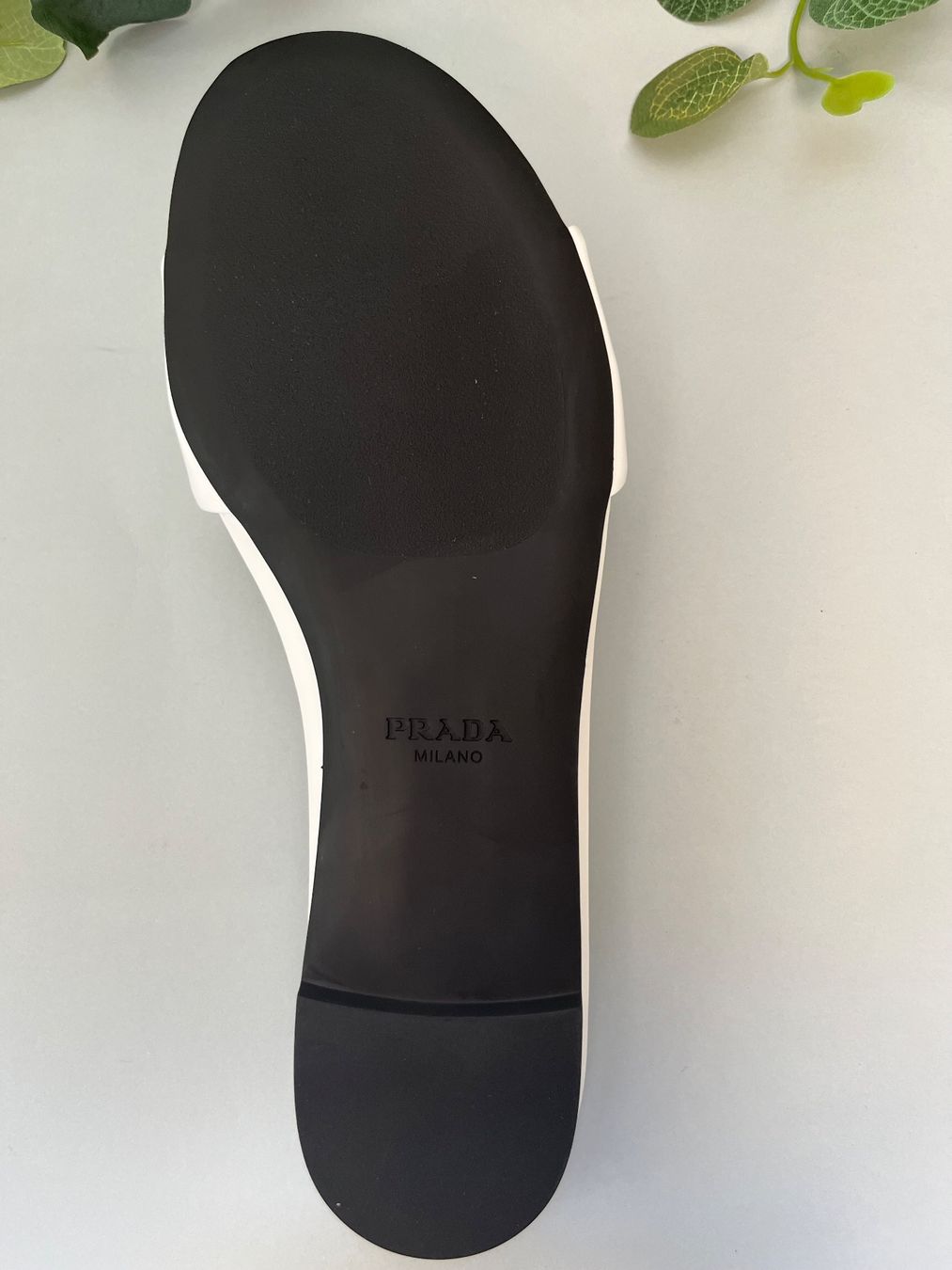 Prada Scarpe da donna: Prada Lackleder Slides Weiss Gr. 38 Neu mit Box – Nuovo (secondo la descrizione) da Lausanne venduto da S_luxury 6