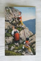 Appenzeller Trachten-Kinder beim Klettern mit Heuseil