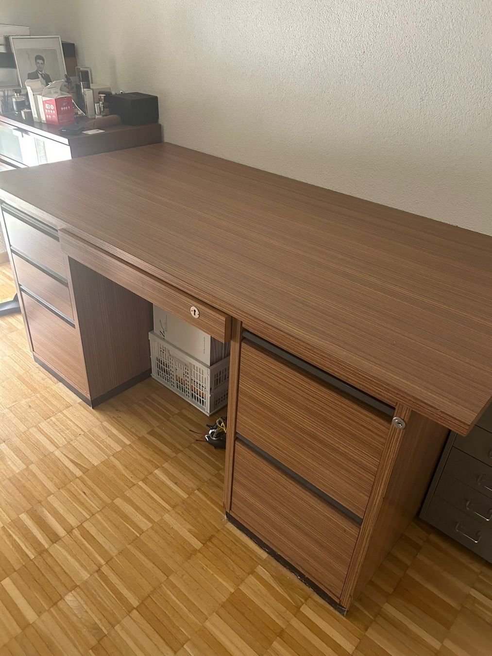 Scrivanie: Stabiler, hochwertiger Bürotisch aus massivem Material – Usato da Rüti - ZH venduto da Elturco31 4