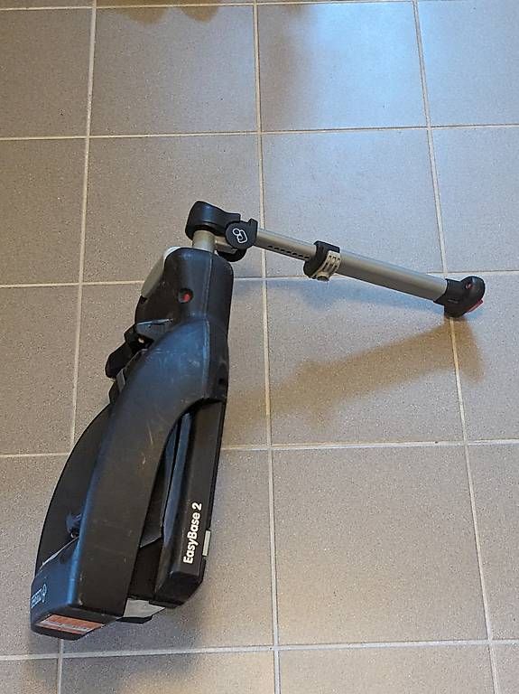 Seggiolini per auto: Easybase 2 für Maxicosi – Usato da Hagenwil venduto da maschi89 1