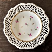 Durchbruchschale Porzellan weiss - handbemalt - Streublumen