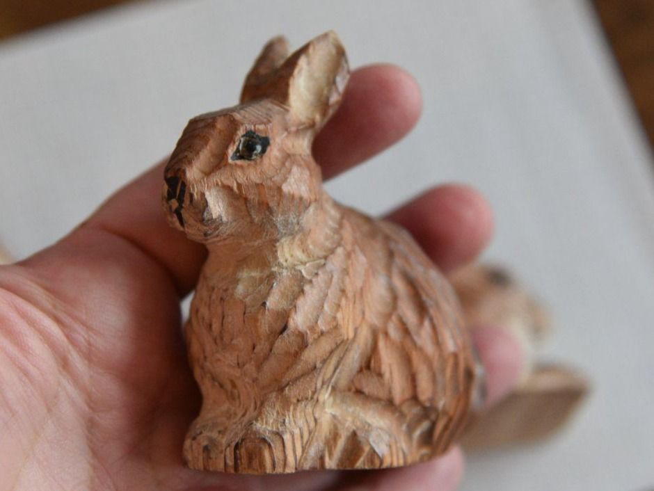 herzige kleine Osterhasen Deko aus Holz geschnitzt | Kaufen auf Ricardo