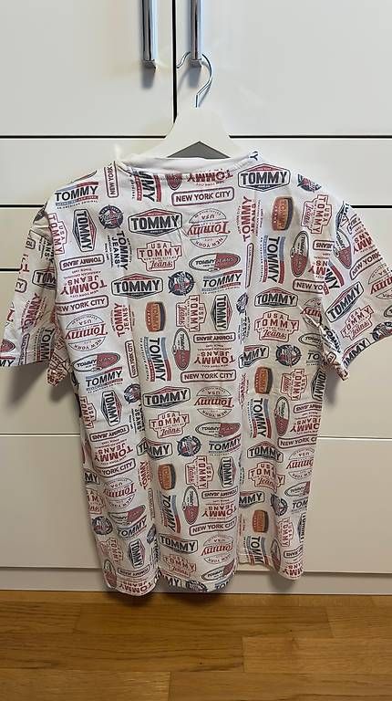 T-shirt: Tommy Jeans T-Shirt Retro – Usato da Romanshorn venduto da cedoo8590 1
