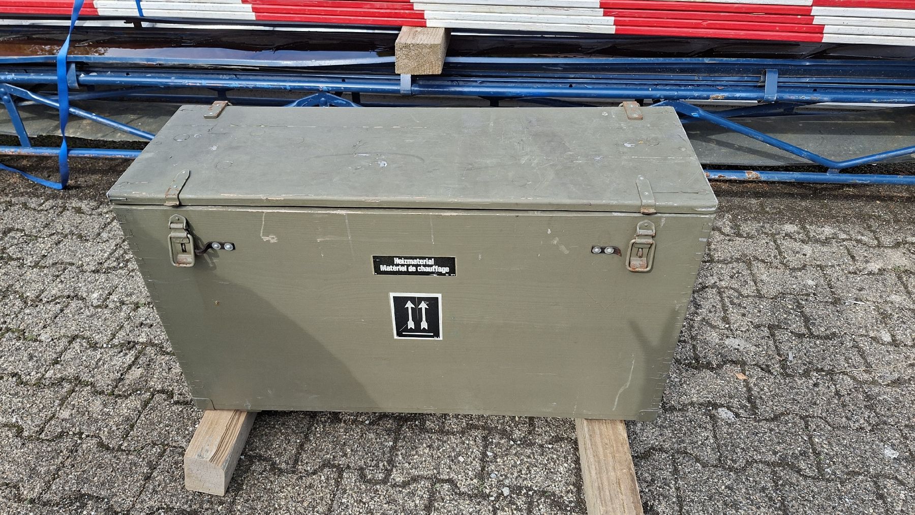 Radiateurs: Armee Heizmaterial in Kiste – D'occasion à Hirschthal par fhd_7zvv 5