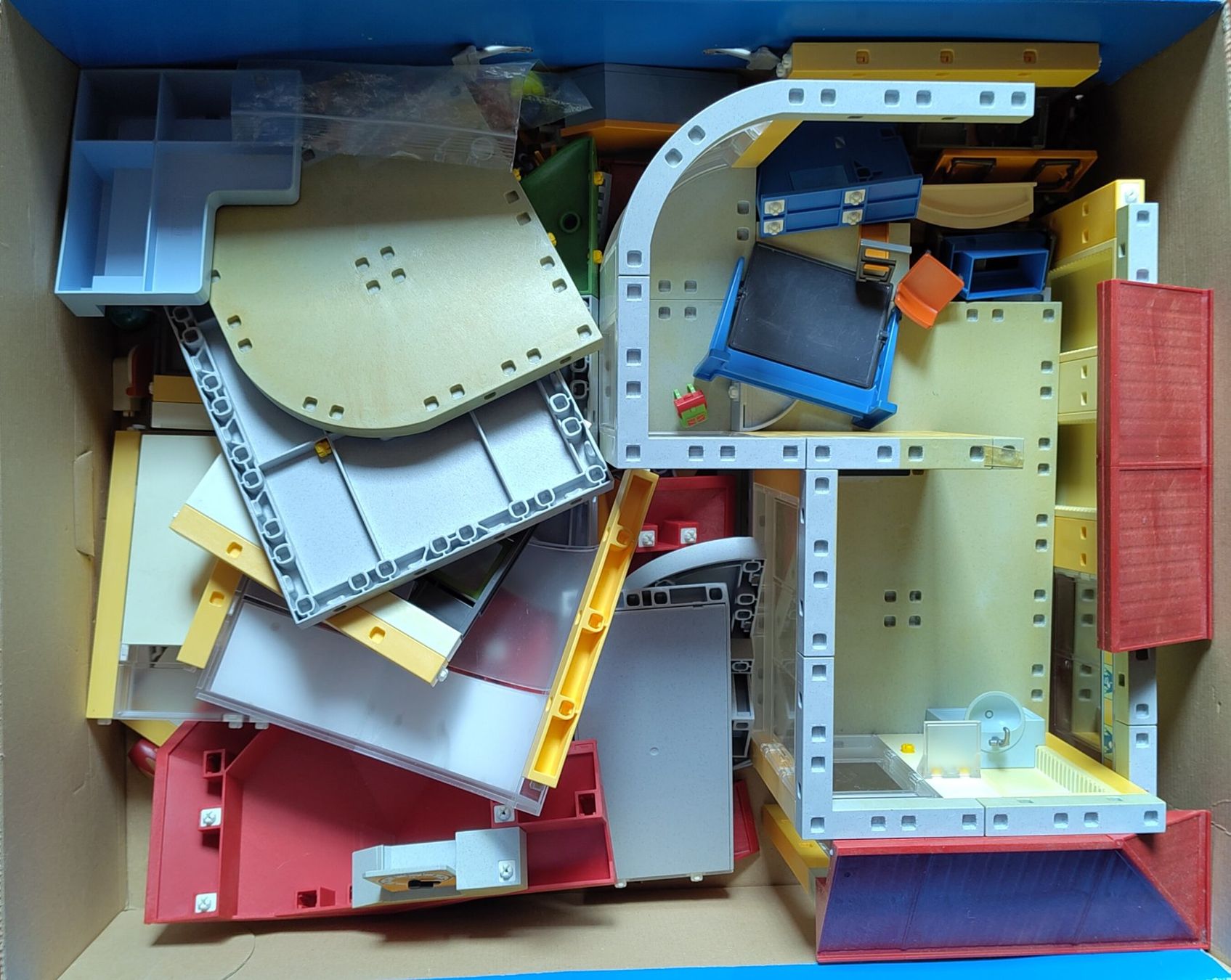 Giocattoli: Playmobil Schulhaus mit Turnhalle – Usato da Udligenswil venduto da lor_kbb6 1