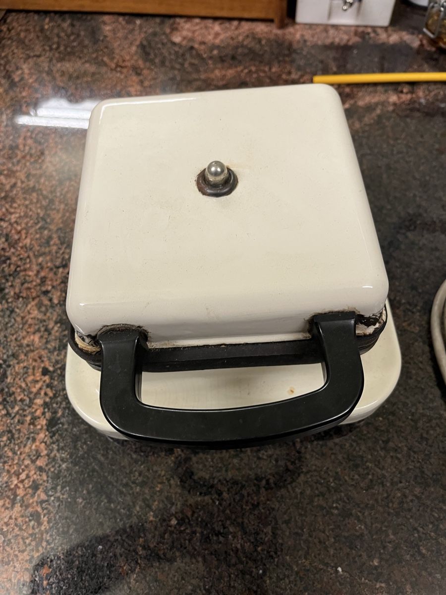 Jura Küchengeräte: Retro Bretzeleisen  220V/700W, – Gebraucht aus Hindelbank von Warentaxi 2