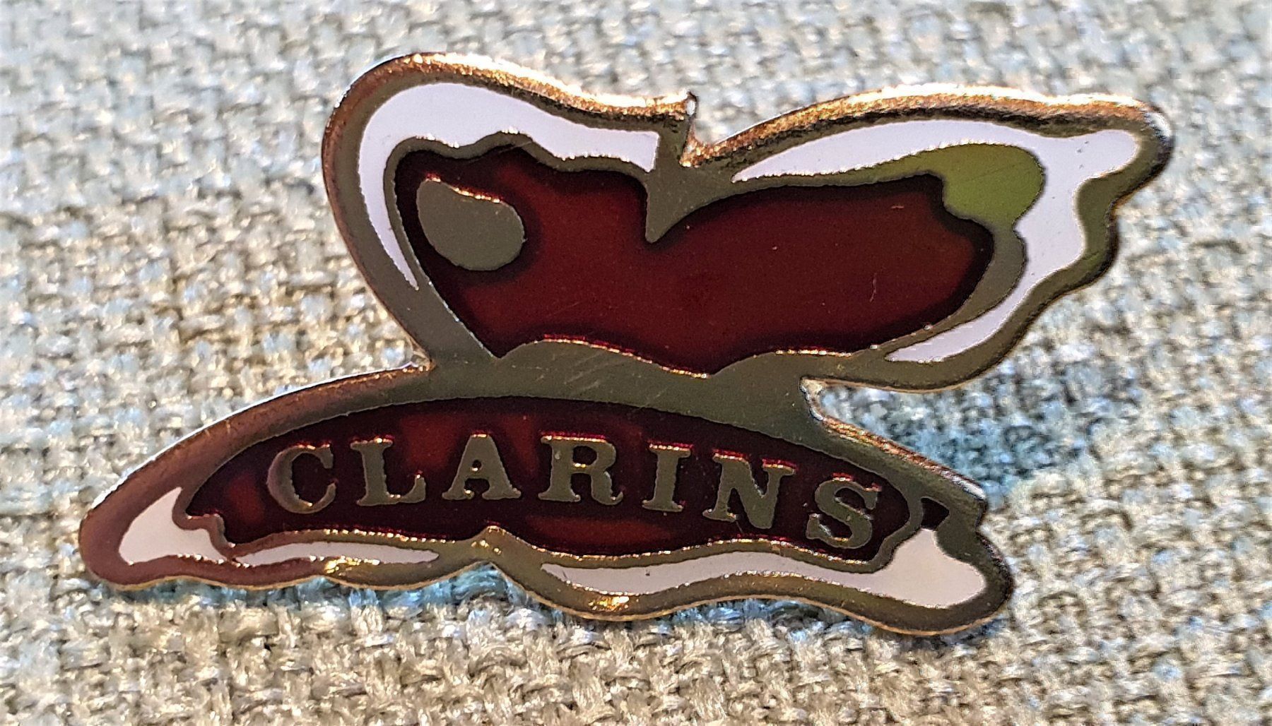 Plaquettes & Badges: E739 - Pin Clarins Kosmetik – D'occasion à Reinach BL par Boston-Verkauf