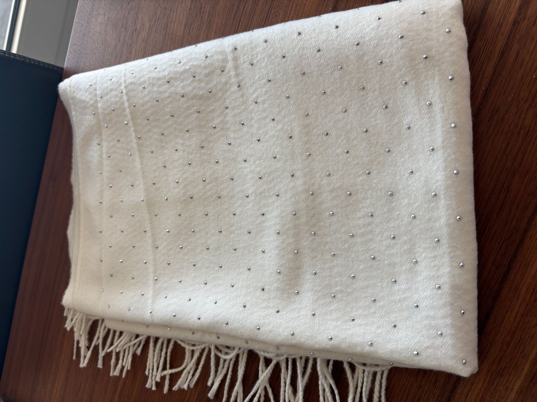 Foulard & Sciarpe: Schal mit Silber Punkten, NEU, 100 % Viscose – Usato da schmerikon venduto da nicole091