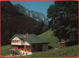 NIEDERURNEN Berghus Hirzli mit Brüggler und Chöpfenberg