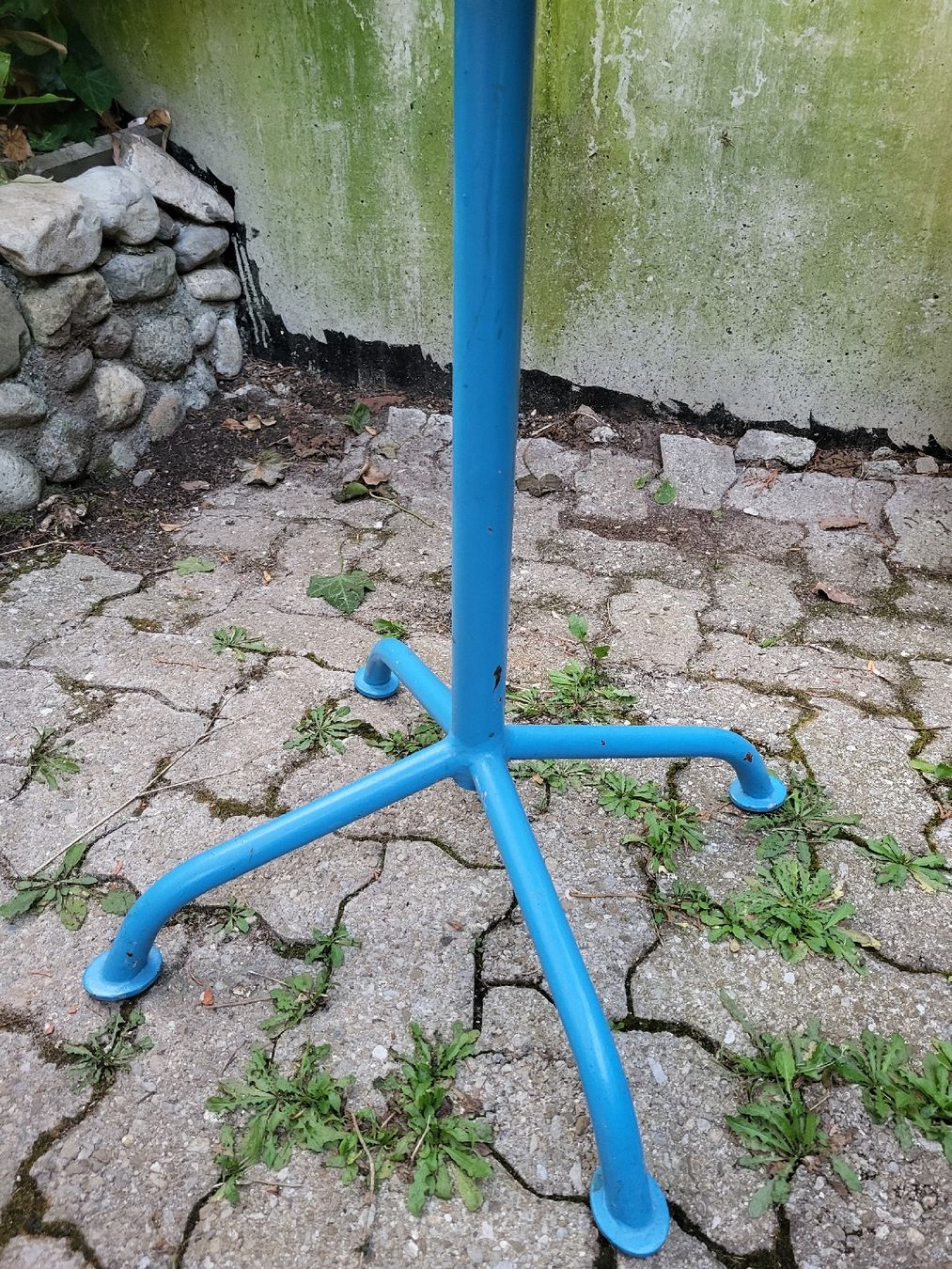 Tavoli: Table ronde Bigla bleue 60cm. / 1950er. – Usato da Vevey venduto da oldiz 6
