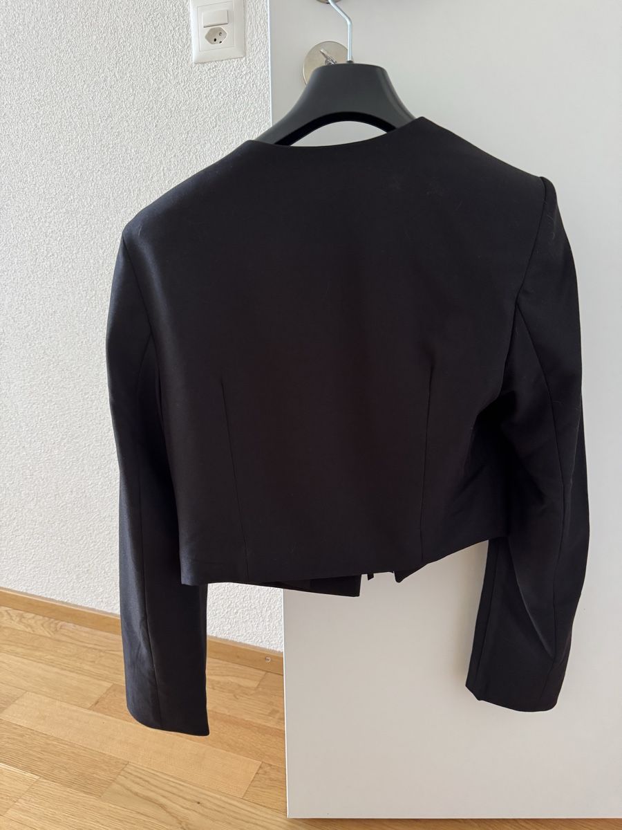 Ensembles & Tailleurs: Schwarzer Blazer Kurzjacke Stradivarius mit Schleife – Neuf avec emballage d'origine à Beringen par ste_bh8w 1