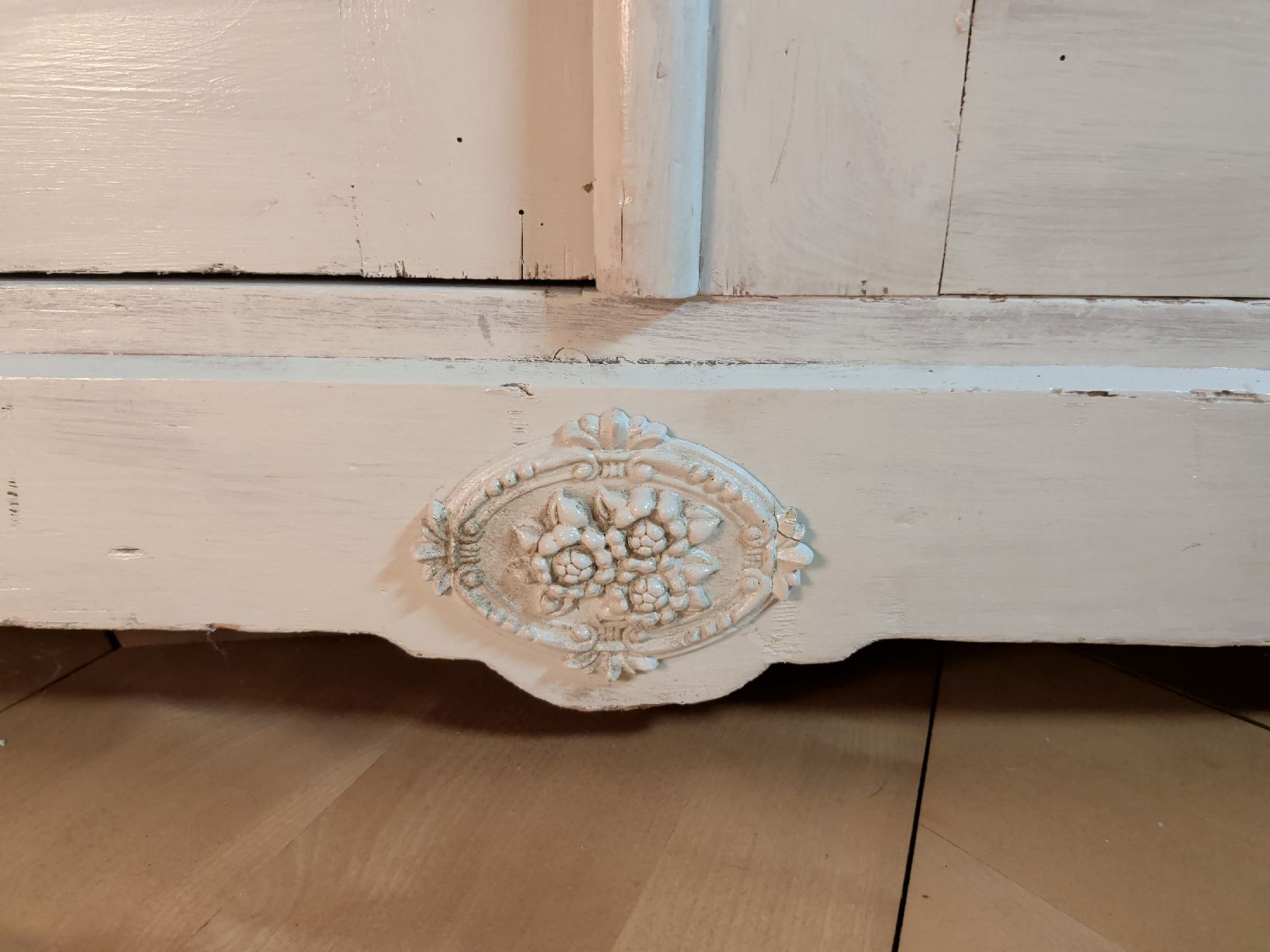 Armoires: Restaurierter antiker Kleiderschrank, weiss /hellrosa – D'occasion à Dietfurt par Subforce1853 7