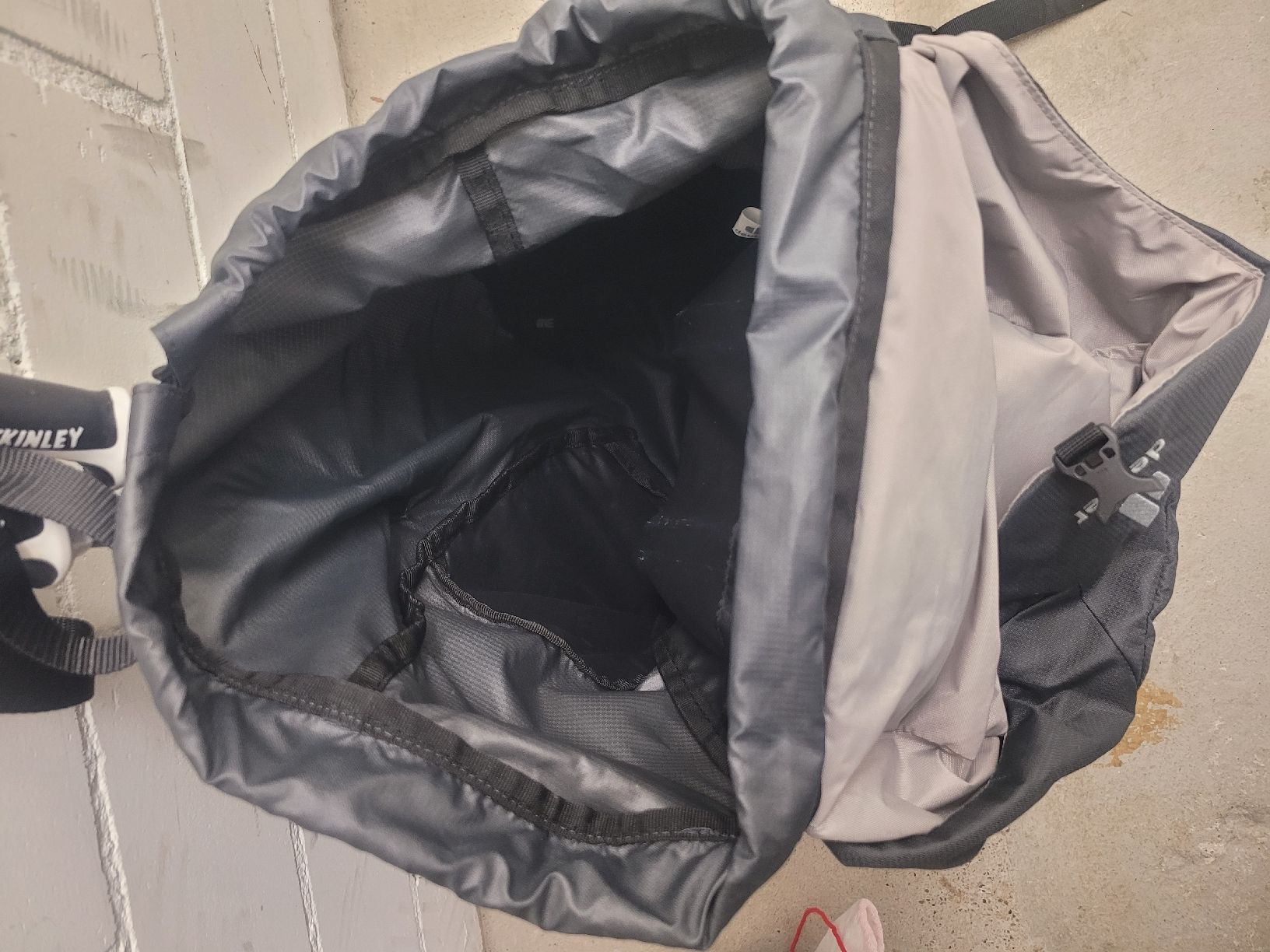Deuter Zaini: Hiking bag + Poles – Usato da Zürich venduto da kyi_2rnz 2