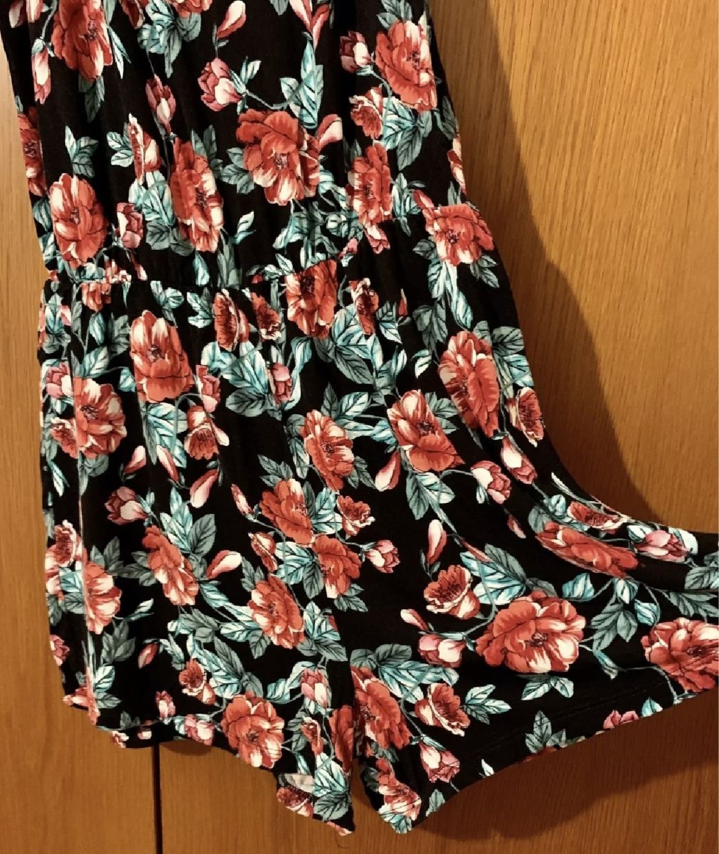 Tute: Geblümter kurzer Jumpsuit, neu – Nuovo (secondo la descrizione) da Zürich venduto da p_q7q_nichtraucher 2