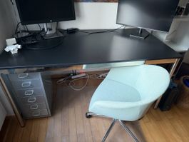 Schreibtisch mit Schubladenelement und Bürostuhl