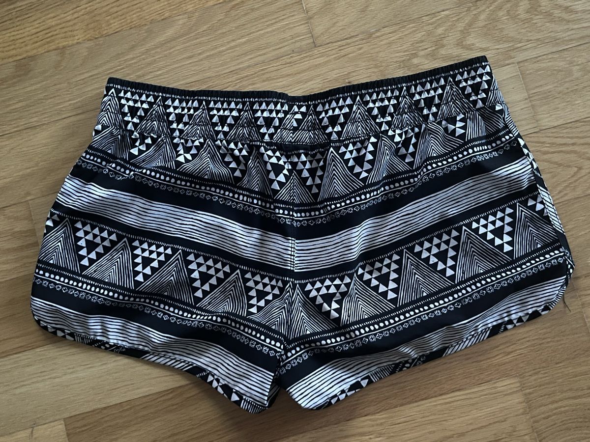Roxy Pantaloni: Badeshorts Roxy Grösse S – Usato da Frauenfeld venduto da heyLani 3