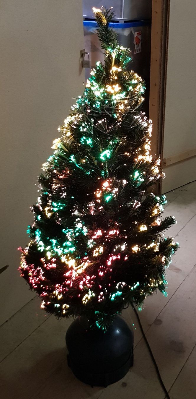 Alle Dekorationen: Weihnachtsbaum mit Farbwechsel, ca. 150 cm hoch, Top! – Gebraucht aus Kirchberg SG von Bibsli 2