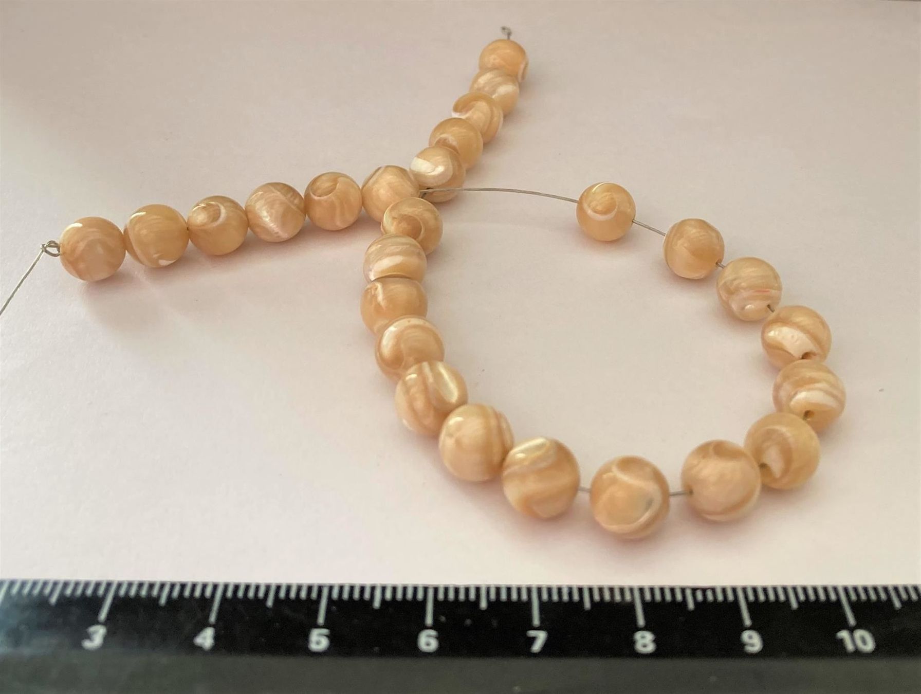 Perle (finte): 26 perles Nacre, beige, rondes 8 mm / Perlmutt – Nuovo e nell'imballaggio originale da Goumoens-la-Ville venduto da brandonv 1