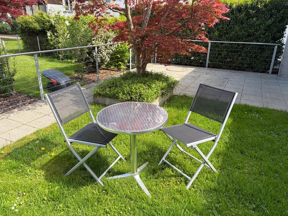 Set di tavolo e panche: Balkontisch mit 2 Klappstühle – Usato da Sins venduto da Alva02