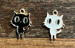 2 Süesse Katzen Anhänger Charms weiss schwarz Gold