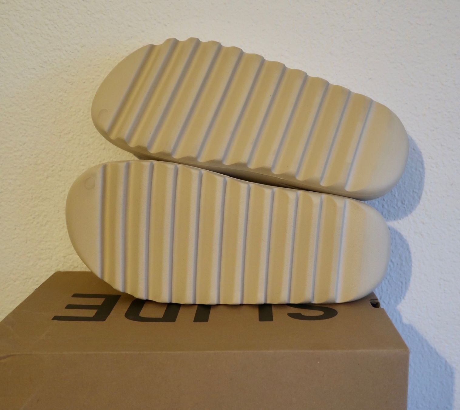 Adidas Herrenschuhe: adidas Yeezy SLIDE „Bone“ – Neu und originalverpackt aus Freienbach von Badi1980 1