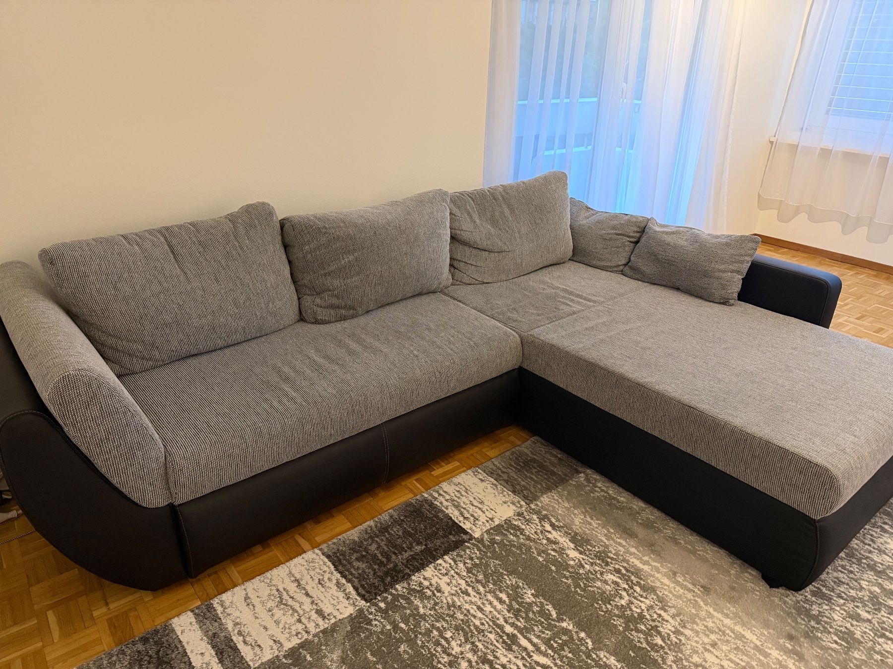 Sofas: Ecksofa Stoff schwarz grau guter Zustand – D'occasion à Dietlikon par aisma