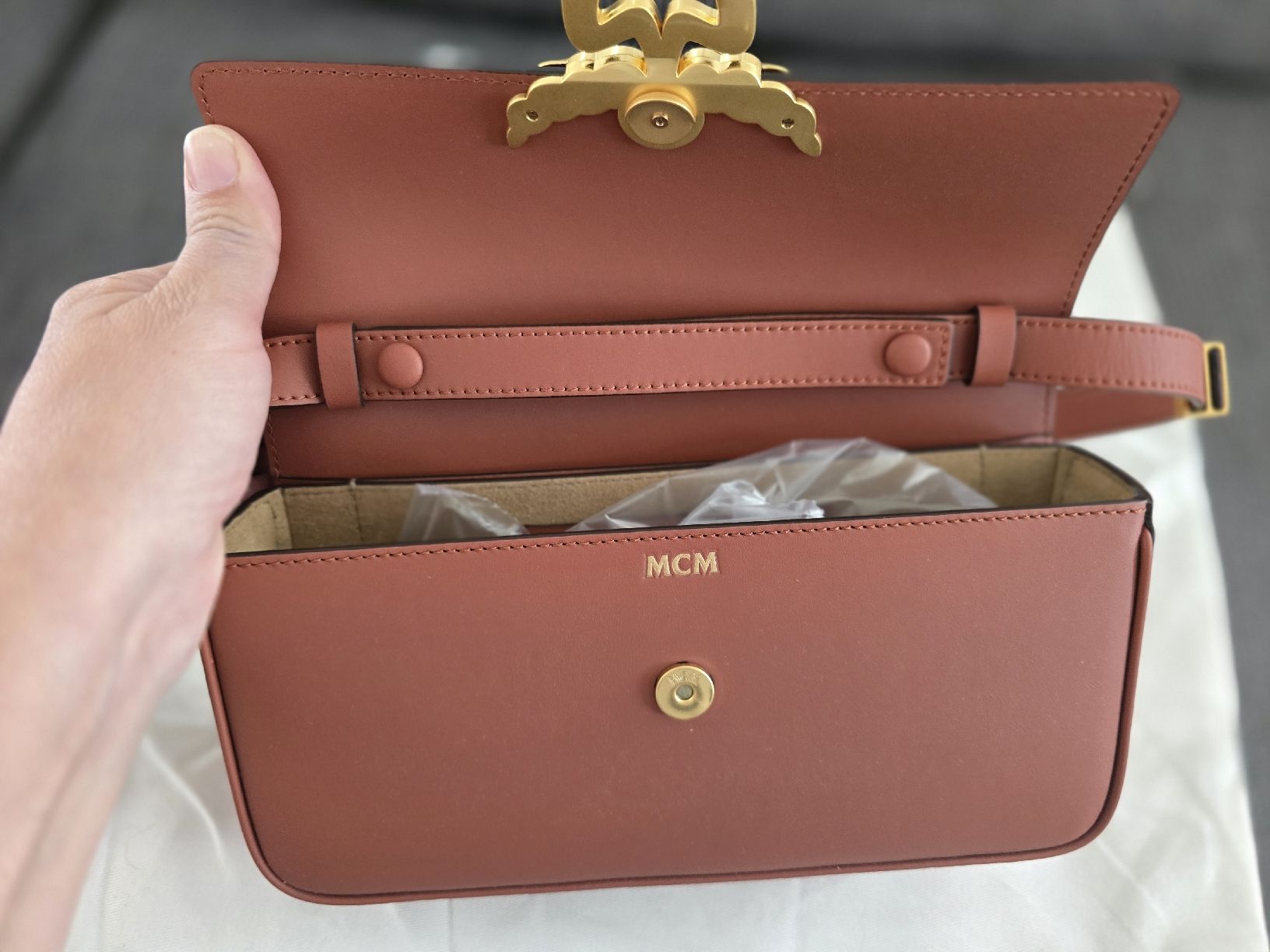 Mcm Borse da donna: MCM Schultertasche Small Laurel Coconut Shell neuwertig – Nuovo e nell'imballaggio originale da Landquart venduto da eni444 3