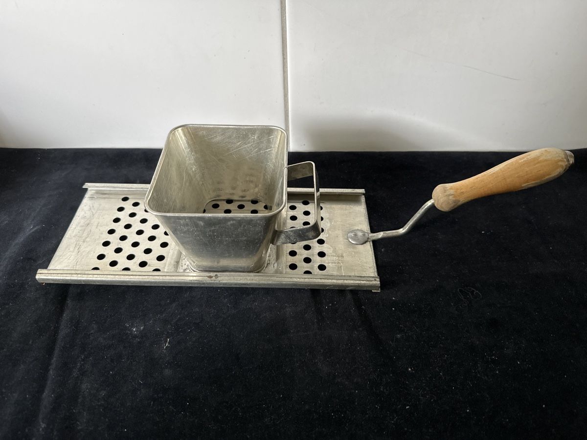 Elettrodomestici da cucina: Vintage alter Chnöpfli-Sieb – Usato da Zürich venduto da Chaeffeler