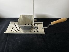 Vintage alter Chnöpfli-Sieb