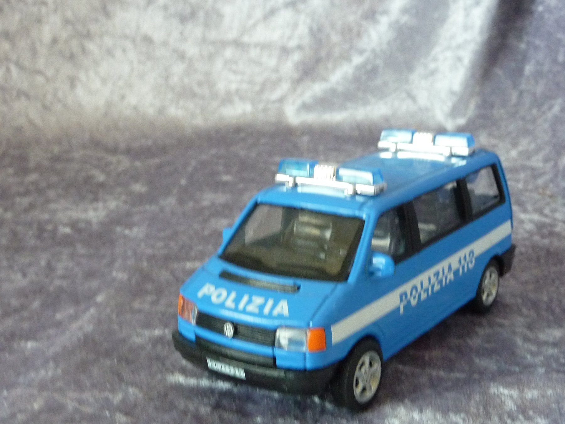 Volkswagen Modellautos: VW Bus T4 Policia 113  1:43 – Gebraucht aus Dürrenäsch von modellautos4you